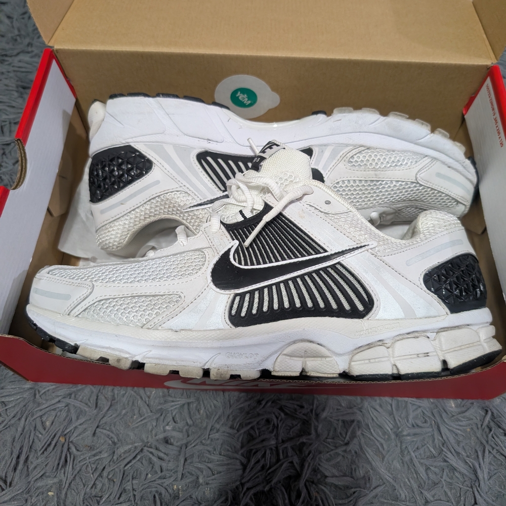 Nike White and Black Sneakers